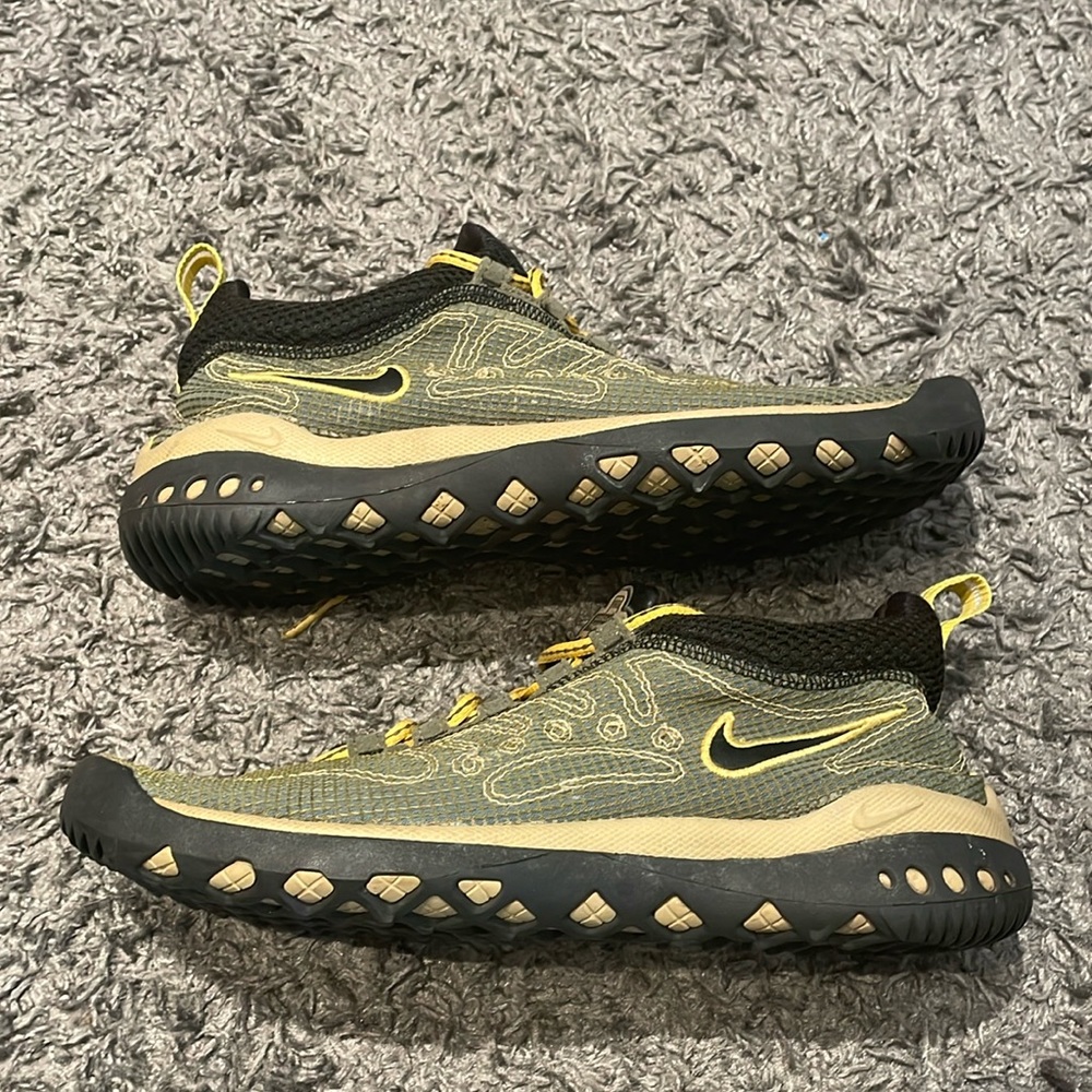 Nike Men's Black and Yellow Athletic Shoes